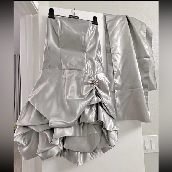 Classy Cocktail dress with shoulder Wrap - Picture 2 of 5